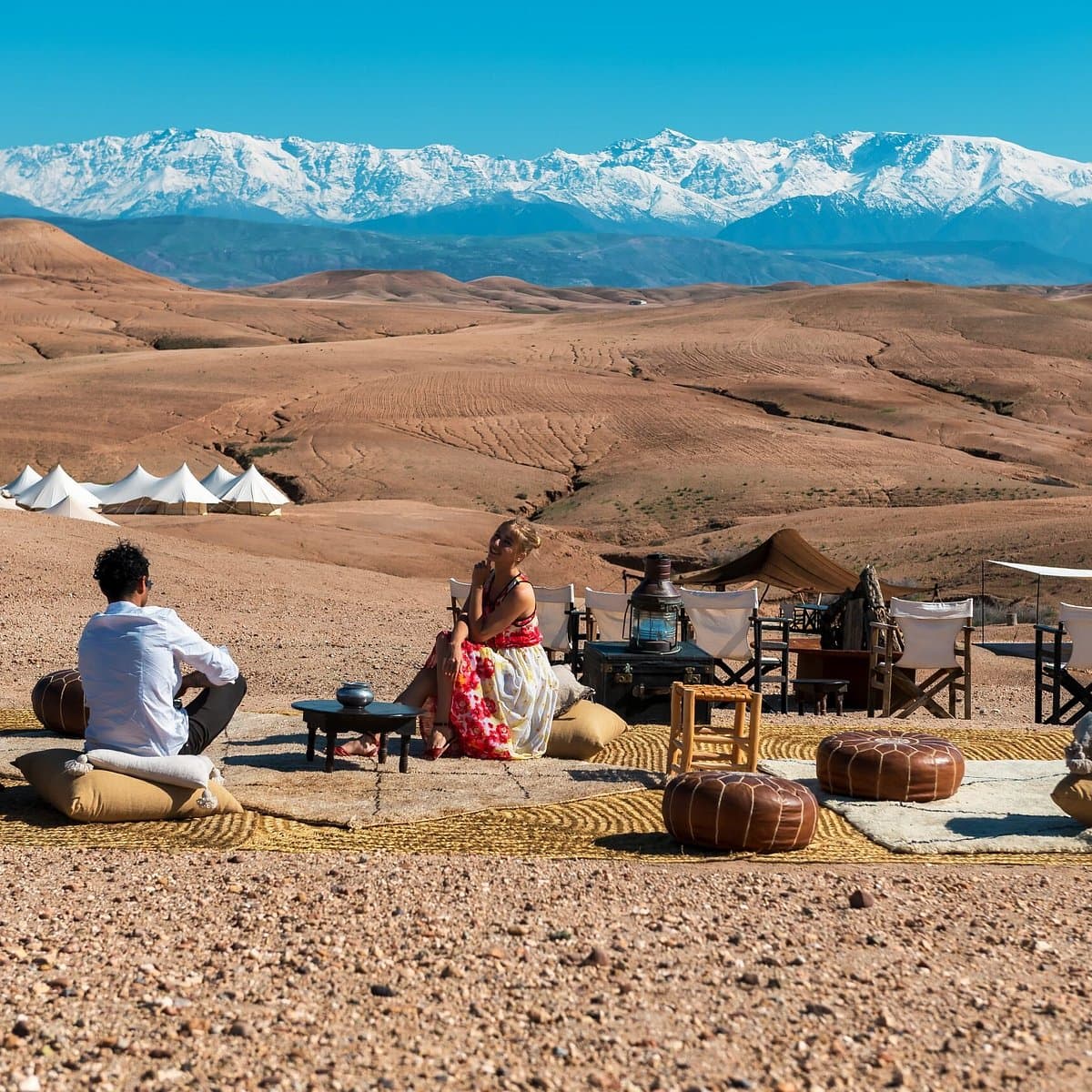 Couple se détendant au camp de luxe avec vue sur l'Atlas
